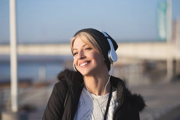 Jovem Mulher Loira Moda Desfrutando Cidade Livre Ouvindo Música Com — Fotografia de Stock