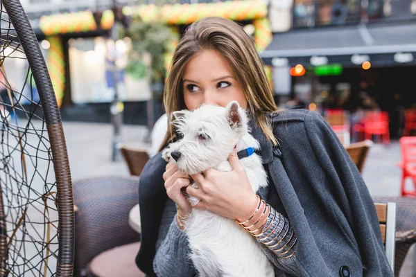 Piękna Młoda Kobieta Korzystających Kawiarni Adorable Westie Puppy — Zdjęcie stockowe