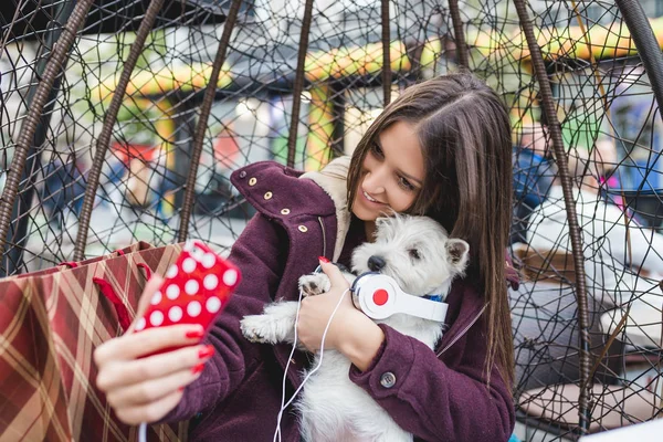 Piękna Młoda Kobieta Biorąc Selfie Zdjęcie Adorable Westie Puppy Selektywna — Zdjęcie stockowe