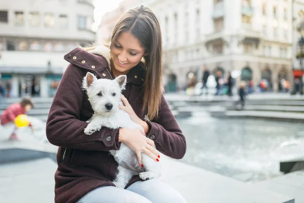 彼女の愛らしい西高地白テリア子犬と屋外で楽しむ美しい若い女性 — ストック写真