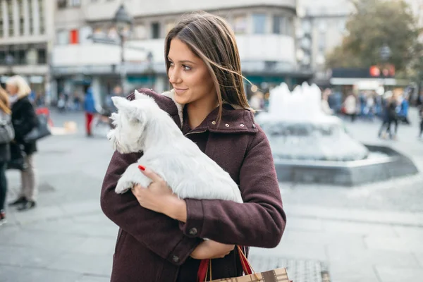 彼女の愛らしい西高地白テリア子犬と屋外で楽しむ美しい若い女性 — ストック写真