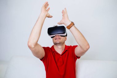 Sanal gerçeklik gözlük takıyor ve video oyunu oynayan genç adam