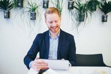  iş adamı laptop ya da defter üzerinde bir şey. Modern café iç. Çalışma insanlar kavramı. Seçici odak.