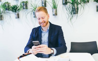  bir şey onun cep telefonu arıyorum iş adamı 