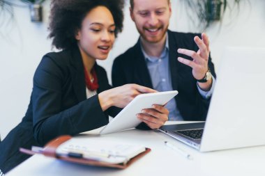 Tablet ve defter - takım çalışması, iş, çalışma kavramı gibi teknolojik cihazlar ile birlikte çalışan çok ırklı emin iş adamları bağlı 