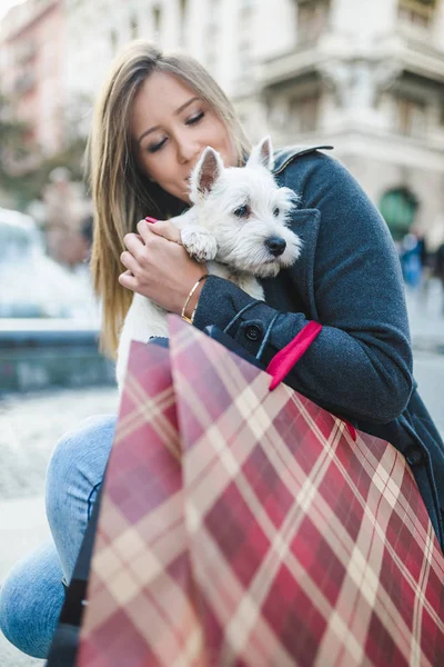 Piękna Młoda Kobieta Korzystających Zewnątrz Jej Adorable West Highland White — Zdjęcie stockowe