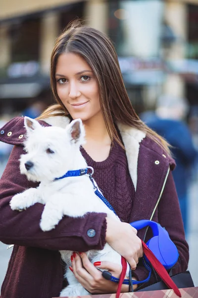 彼女の愛らしい西高地白テリア子犬と屋外で楽しむ美しい若い女性 — ストック写真