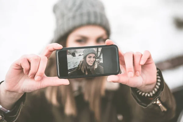 Hermosa Adolescente Tomando Foto Selfie Aire Libre Calle Ciudad — Foto de Stock