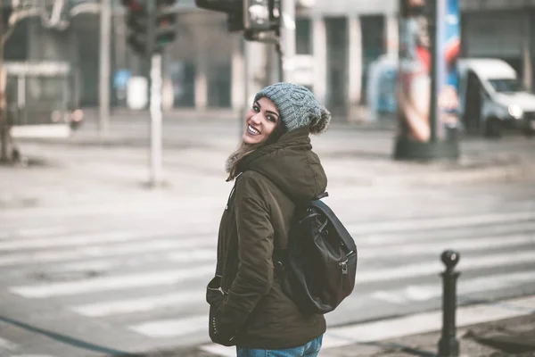 Gülümseyen Geri Onu Kollamaya Genç Mutlu Kaygısız Bir Kadın — Stok fotoğraf