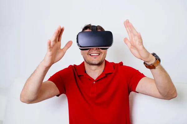 年轻男子戴着虚拟现实的护目镜和玩视频游戏 — 图库照片