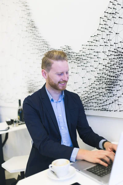 iş adamı laptop bir şey yapıyor. Modern café iç. Çalışma insanlar kavramı. Seçici odak.  