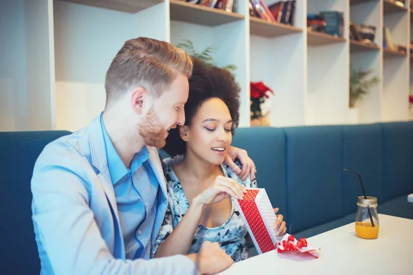 混血カップル デートします カフェで休日を持つ美しいアフロ アメリカンの女性と男性のハンサムな赤毛 — ストック写真