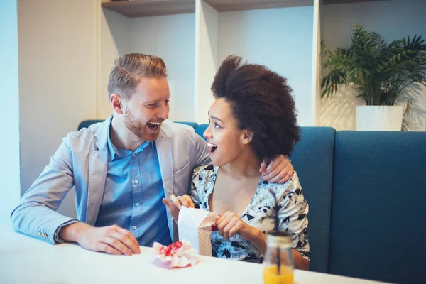 混血カップル デートします カフェで休日を持つ美しいアフロ アメリカンの女性と男性のハンサムな赤毛 — ストック写真