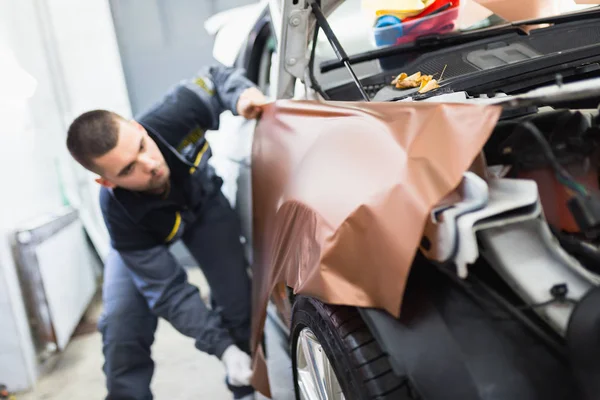 Especialista Envoltura Automóviles Poniendo Papel Vinilo Película Coche Enfoque Selectivo — Foto de Stock