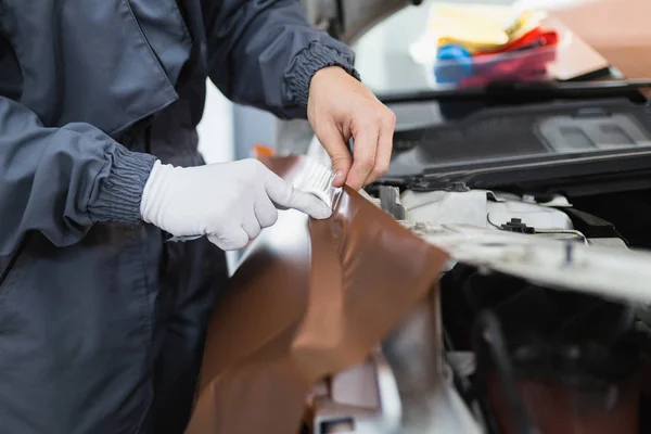 Especialista Envoltura Automóviles Poniendo Papel Vinilo Película Coche Enfoque Selectivo — Foto de Stock