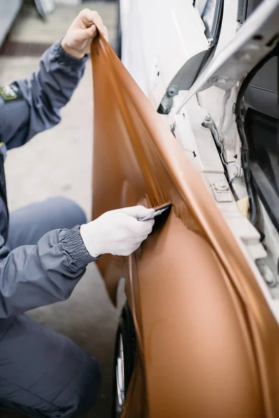 Especialista Envoltura Automóviles Poniendo Papel Vinilo Película Coche Enfoque Selectivo — Foto de Stock