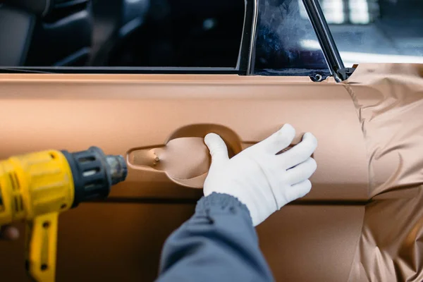 Especialista Embrulho Carro Colocando Folha Vinil Filme Carro Foco Seletivo — Fotografia de Stock