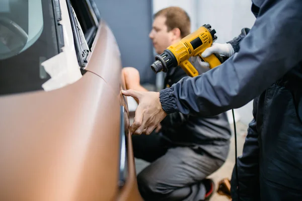 Especialista Envoltura Automóviles Poniendo Papel Vinilo Película Coche Enfoque Selectivo — Foto de Stock