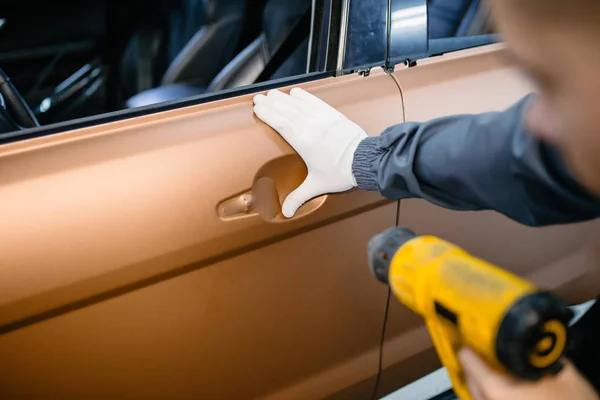 Especialista Embrulho Carro Colocando Folha Vinil Filme Carro Foco Seletivo — Fotografia de Stock