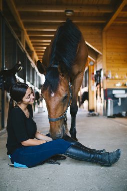 Güzel esmer kız onun atı ile. 