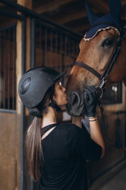 Güzel esmer kız onun atı ile. 