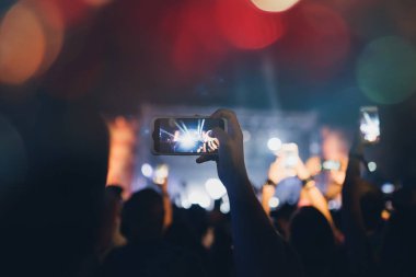 Tanınmayan insanlar konserde. Sahne ışıkları, renkli etkileri.