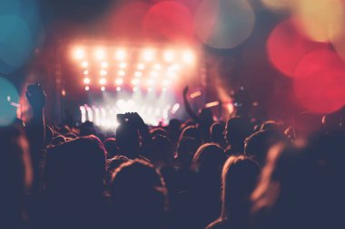 Tanınmayan insanlar konserde. Sahne ışıkları, renkli etkileri.