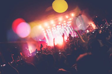 Tanınmayan insanlar konserde. Sahne ışıkları, renkli etkileri.