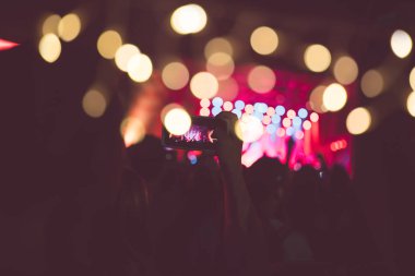 Tanınmayan insanlar konserde. Sahne ışıkları, renkli etkileri.