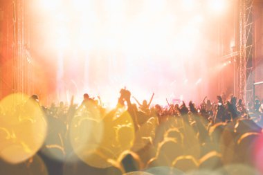 Tanınmayan insanlar konserde. Sahne ışıkları, renkli etkileri.