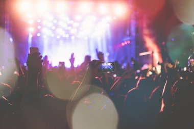 Tanınmayan insanlar konserde. Sahne ışıkları, renkli etkileri.