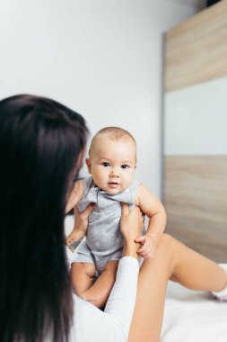 Onun şirin bebek yatakta ile rahatlatıcı ve zevk güzel annem.
