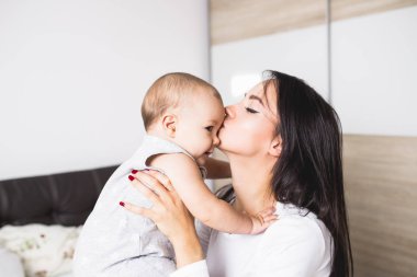 Onun şirin bebek yatakta ile rahatlatıcı ve zevk güzel annem.