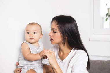 Onun şirin bebek yatakta ile rahatlatıcı ve zevk güzel annem.