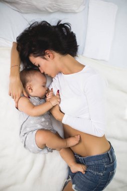 Güzel anne emzirme onun şirin bebek.