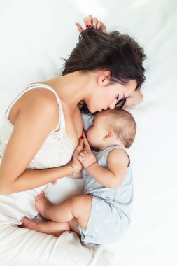 Güzel anne emzirme onun şirin bebek.