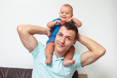 Zevk ve sevimli küçük oğlu ile rahatlatıcı yakışıklı babası.