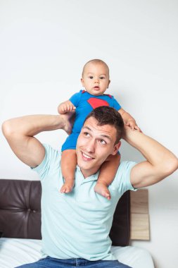 Zevk ve sevimli küçük oğlu ile rahatlatıcı yakışıklı babası.