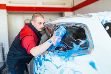 temizlik araba mavi köpük kullanarak süngerle dostum