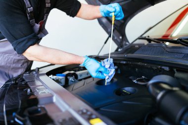 Otomatik tamirci araba tamir ediyor. 