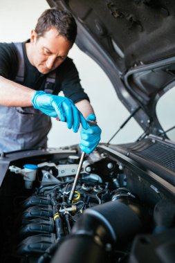 Otomatik tamirci araba tamir ediyor.