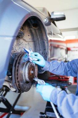 Otomatik tamirci araba tamir ediyor. 