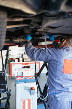 Otomatik tamirci araba tamir ediyor.