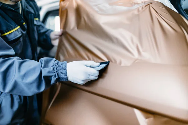 Especialista Embrulho Carro Colocando Folha Vinil Filme Carro Foco Seletivo — Fotografia de Stock