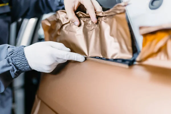 Especialista Embrulho Carro Colocando Folha Vinil Filme Carro Foco Seletivo — Fotografia de Stock