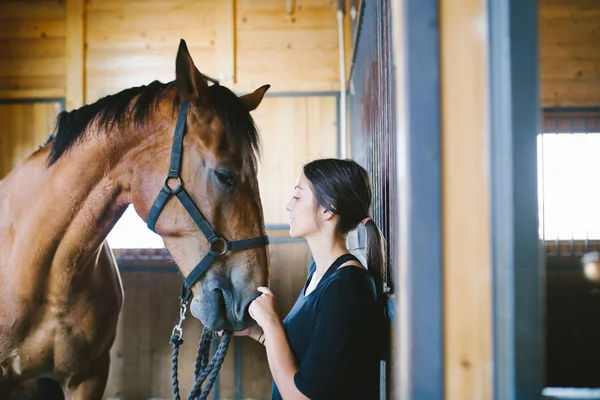 Mooie Brunette Meisje Met Haar Paard — Stockfoto