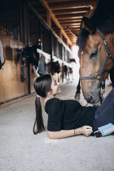 Piękna Brunetka Dziewczyna Jej Koń — Zdjęcie stockowe