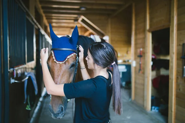 Schöne Brünette Mädchen Mit Ihrem Pferd — Stockfoto