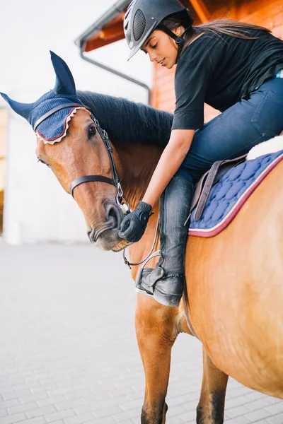 Hermosa Chica Morena Montando Caballo —  Fotos de Stock