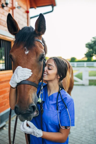 Vet Objímání Koně Venku Ranči — Stock fotografie